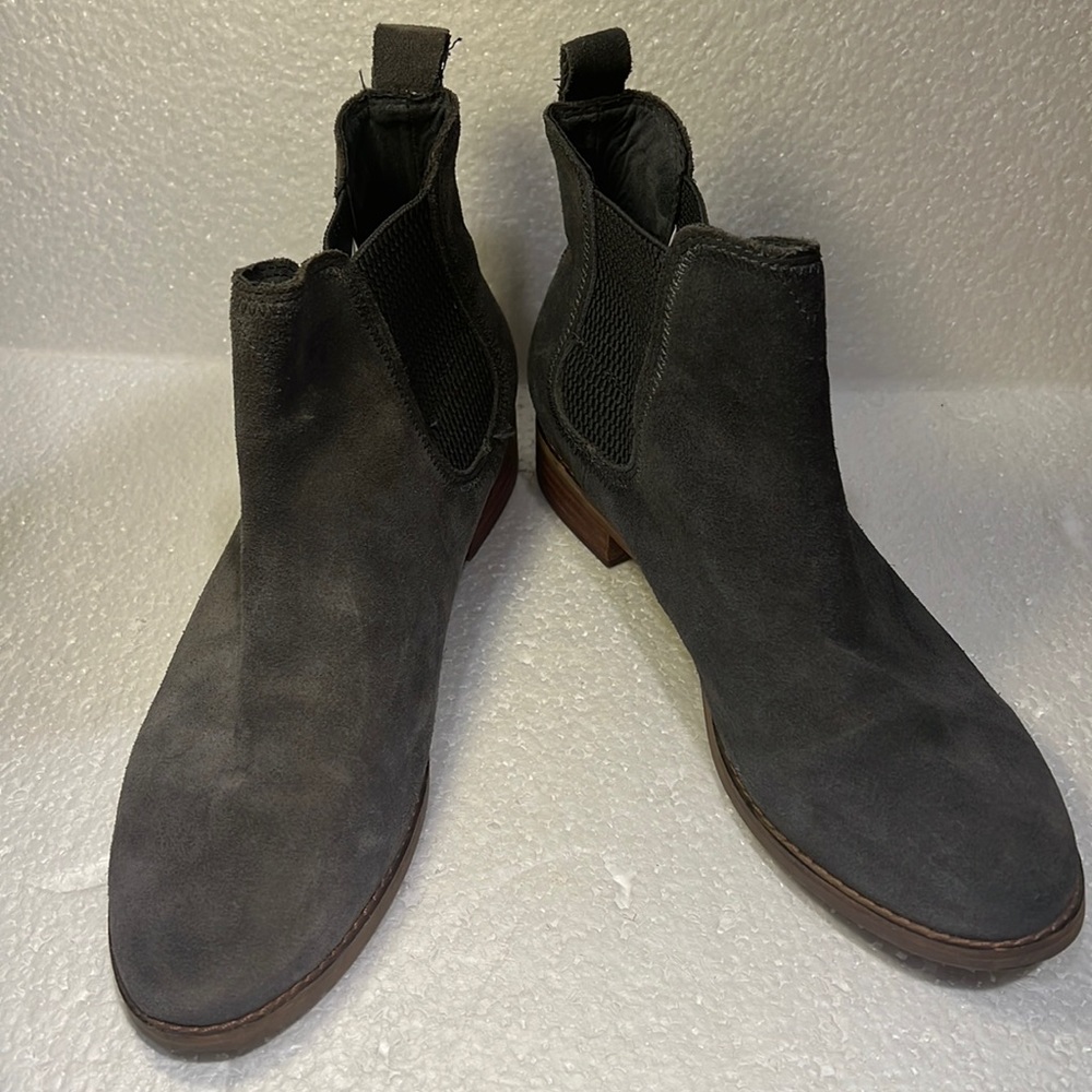 Toms 8.5, pull on gray suede ankle boots